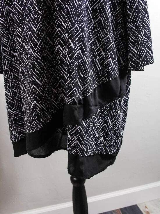 Catherines 2X Black White Geometric Tunic Top Stretch V-Neck Plus Size - Picture 5 of 7